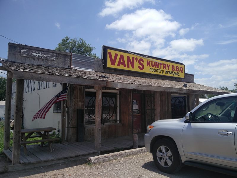 VAN'S BAR-B-Q exterior
