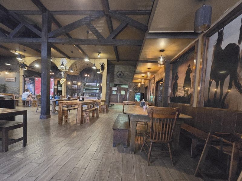VAN'S BAR-B-Q interior